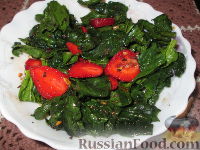 Фото приготовления рецепта: Салат из шпината и клубники - шаг №6