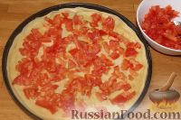 Фото приготовления рецепта: Пицца "Воскресная" из отварной свинины и помидоров - шаг №7