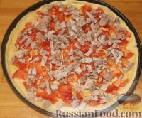 Фото приготовления рецепта: Пицца "Воскресная" из отварной свинины и помидоров - шаг №8