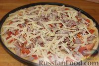 Фото приготовления рецепта: Пицца "Воскресная" из отварной свинины и помидоров - шаг №9