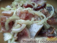Фото приготовления рецепта: Маринованная сельдь с луком и зернами горчицы - шаг №5