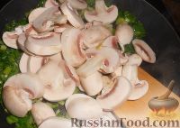 Фото приготовления рецепта: Салат с омлетом, грибами и фасолью - шаг №5