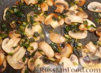 Фото приготовления рецепта: Салат с омлетом, грибами и фасолью - шаг №6