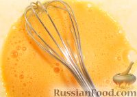 Фото приготовления рецепта: Салат с омлетом, грибами и фасолью - шаг №7