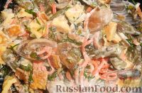 Фото приготовления рецепта: Салат с омлетом, грибами и фасолью - шаг №17