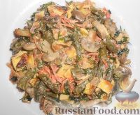 Фото приготовления рецепта: Салат с омлетом, грибами и фасолью - шаг №18