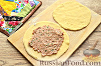 Фото приготовления рецепта: Лепешки с мясной начинкой и зеленью - шаг №9