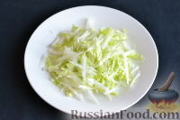 Фото приготовления рецепта: Салат из пекинской капусты с яблоком и морковью - шаг №2