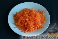 Фото приготовления рецепта: Салат из пекинской капусты с яблоком и морковью - шаг №3