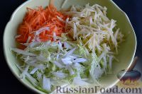 Фото приготовления рецепта: Салат из пекинской капусты с яблоком и морковью - шаг №5