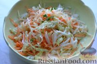 Фото приготовления рецепта: Салат из пекинской капусты с яблоком и морковью - шаг №8
