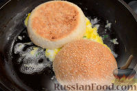 Фото приготовления рецепта: Завтрак на скорую руку (бутерброд с яйцом) - шаг №2