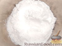 Фото приготовления рецепта: Белая сахарная глазурь - шаг №2