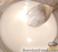 Фото приготовления рецепта: Белая сахарная глазурь - шаг №4