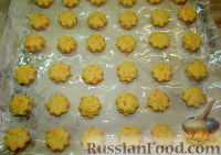 Фото приготовления рецепта: Песочное печенье "Рыженькие" - шаг №10
