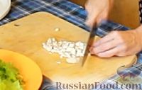 Фото приготовления рецепта: Салат с курицей, сыром и апельсином - шаг №3