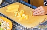 Фото приготовления рецепта: Салат с курицей, сыром и апельсином - шаг №4