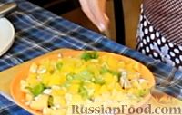 Фото приготовления рецепта: Салат с курицей, сыром и апельсином - шаг №7