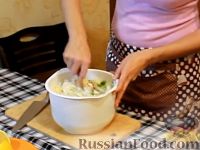 Фото приготовления рецепта: Салат с копченой курицей и манго - шаг №9