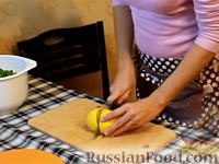 Фото приготовления рецепта: Салат с копченой курицей и манго - шаг №7