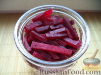 Фото приготовления рецепта: Салат из свеклы по-болгарски - шаг №7