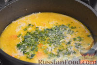 Фото приготовления рецепта: Сырный суп с копчеными колбасками - шаг №4