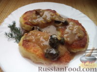 Фото к рецепту: Картофельные котлеты с грибной подливкой