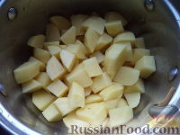 Фото приготовления рецепта: Картофельные котлеты с грибной подливкой - шаг №3