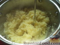 Фото приготовления рецепта: Картофельные котлеты с грибной подливкой - шаг №6