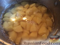 Фото приготовления рецепта: Картофельные котлеты с грибной подливкой - шаг №4