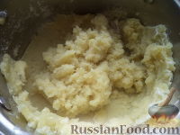 Фото приготовления рецепта: Картофельные котлеты с грибной подливкой - шаг №7