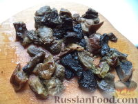 Фото приготовления рецепта: Картофельные котлеты с грибной подливкой - шаг №17