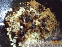 Фото приготовления рецепта: Картофельные котлеты с грибной подливкой - шаг №19