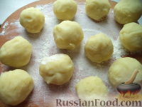 Фото приготовления рецепта: Картофельные котлеты с грибной подливкой - шаг №8