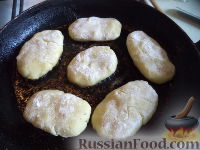 Фото приготовления рецепта: Картофельные котлеты с грибной подливкой - шаг №10