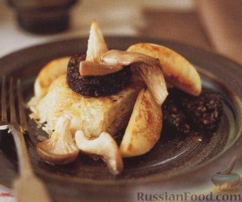 Рецепт Картофельный коржик с грибами, колбасой и яблоками