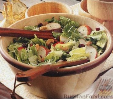 Рецепт Легкий салат из ромэна, груши, кешью, клюквы и лука