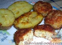 Фото к рецепту: Сочные куриные котлетки в панировке и печеная картошка с чесноком