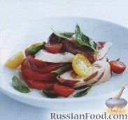 Фото к рецепту: Салат из куриных рулетов, помидоров и козьего сыра