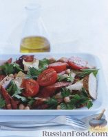 Фото к рецепту: Салат с копчеными колбасками и куриным филе