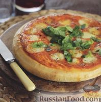 Фото к рецепту: Пицца с моцареллой и базиликом