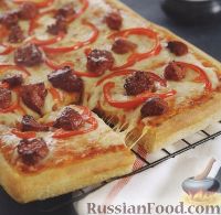 Фото к рецепту: Пицца с копчеными колбасками, сыром и помидорами