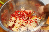Фото приготовления рецепта: Скумбрия, запечённая с рисом и овощами - шаг №6