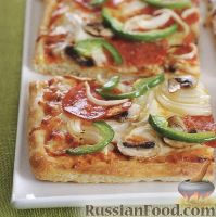 Фото к рецепту: Пицца с салями, луком, грибами и болгарским перцем