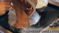 Фото приготовления рецепта: Сырные шарики с черносливом и орехами - шаг №8