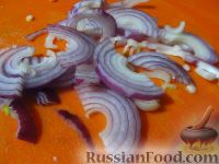 Фото приготовления рецепта: Капустный салат с мясом, морковью и маринованным луком - шаг №4
