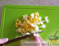 Фото приготовления рецепта: Салат с крабовыми палочками - шаг №4