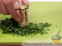 Фото приготовления рецепта: Рулетики из баклажанов с сыром, орехами и зеленью - шаг №9