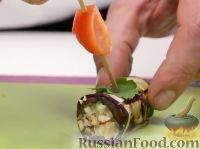Фото приготовления рецепта: Рулетики из баклажанов с сыром, орехами и зеленью - шаг №11