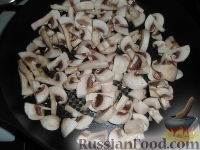 Фото приготовления рецепта: Картошка с грибами и луком - шаг №5
